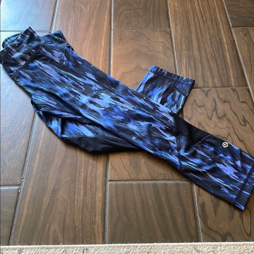 Size 4 Lululemon Capris. Zipper pocket in back. breathable material around calf.